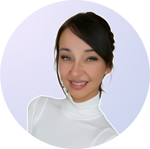 Smiling woman with dark hair in a white turtleneck, against a light purple background, using a social media scheduler | plannthat.com Smiling woman with dark hair in a white turtleneck, against a light purple background, using a social media scheduler | plannthat.com