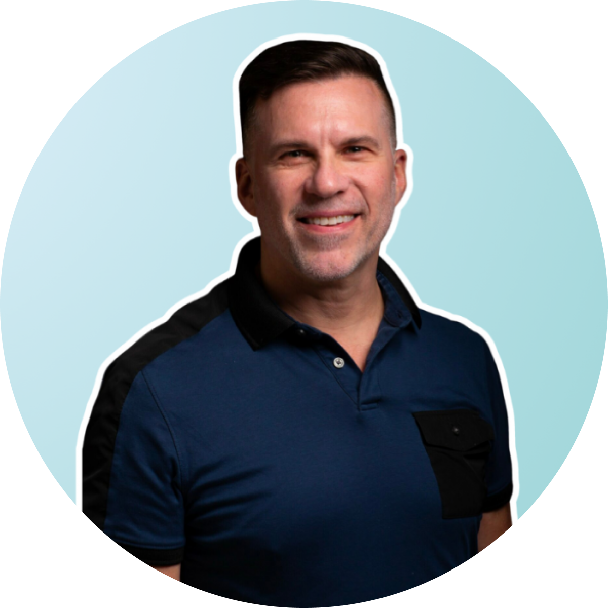 A man in a blue polo shirt is smiling against a light blue circular background, representing a social media scheduler | plannthat.com A man in a blue polo shirt is smiling against a light blue circular background, representing a social media scheduler | plannthat.com